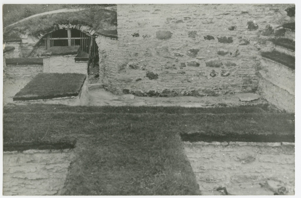Pirita kloostri varemed. Vaade kloostri kiriku idaküljel väljakaevatud müüridele. 1934