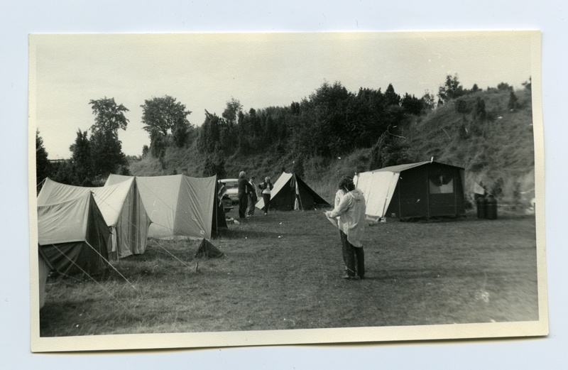 Allveearheoloogia  klubi "Viikar" telklaager Maasilinna ordulinnuse vallikraavis. Telkide vahel Taimi Mäss, Vaike Raudsepp, Katrin Sepalaan ja Rein Albri.
1987