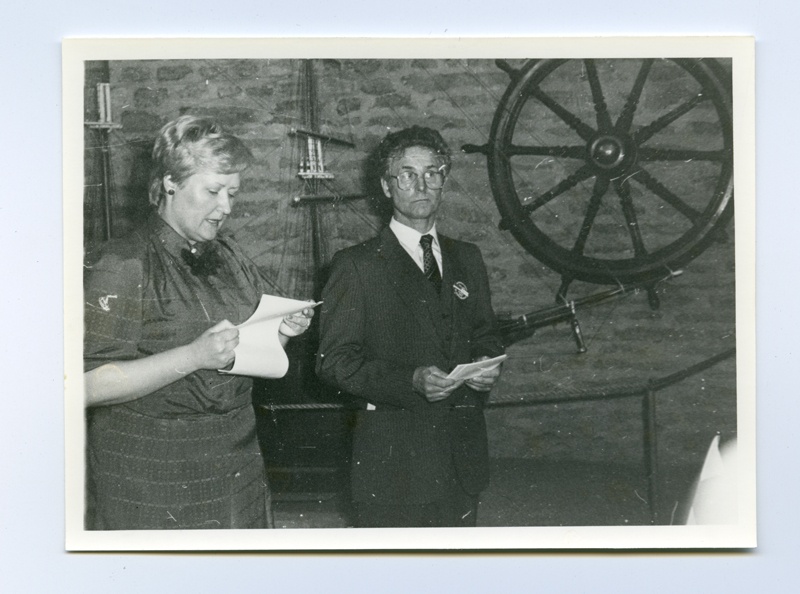 Kotka Kymenlaakson Museo (Maakonnamuuseum) näituse "Laeva lugu" avamine Eesti Riiklikus Meremuuseumis, Paksus Margareetas. Kõnet peab Kotka linnavalitsuse muuseumitoimkonna juhataja, tema kõrval tõlk.
18.05.1985