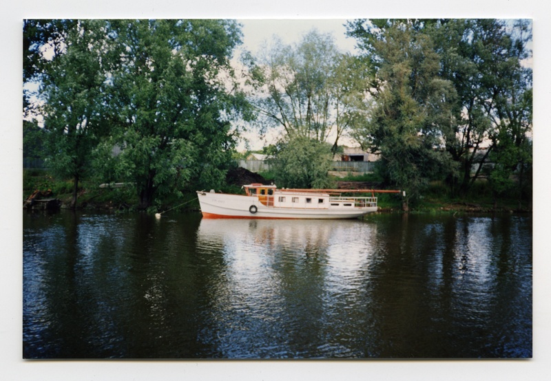 Mootorpaat ''ЭТМ 0303'' Tartus Emajõel, seisab kalda ääres ankrus.
14.08.1991