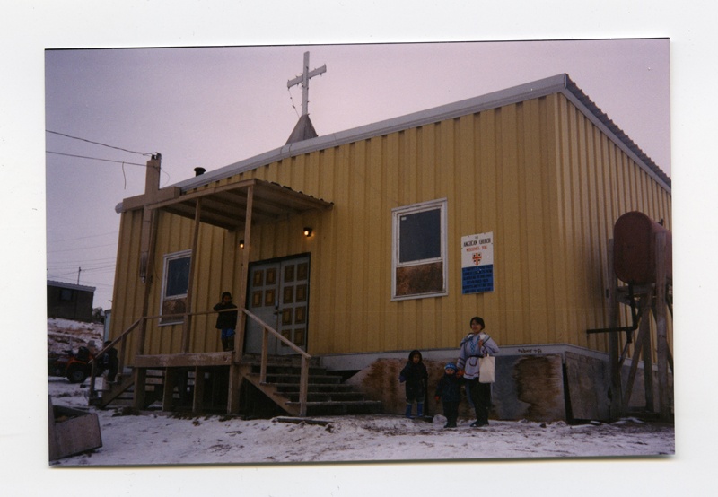 Kanada, Nunavut, Qikiqtaaluk´i piirkond,Pond Inlet´i alevik. Esiplaanil kirik. Eskimo naine koos lastega pühapäeva hommikul kirikusse minemas.
1995