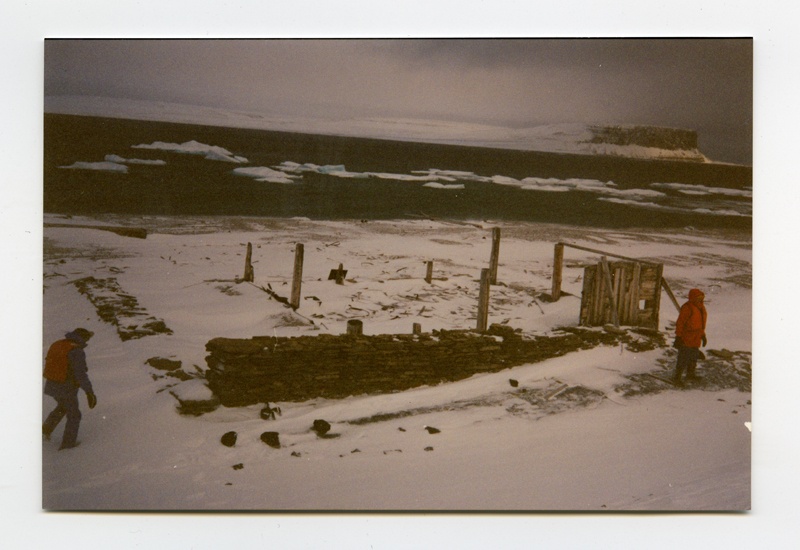 Kanada Arktika, Beechey saar. Esiplaanil John Franklini ekspeditsiooni põhilaagri jäänused 1845. aastast, mil püüti läbida Loodeväila.
1995