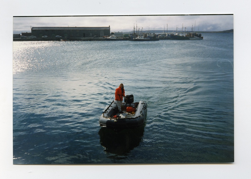 Esiplaanil paat, milles seisab lektor Meriwether Hill. Selliste paatidega veeti uurimislaeva ''Livonia'' pardalt turiste maale, vaatamisväärsustega tutvuma. Iirimaa, Skelligi saar.
1995