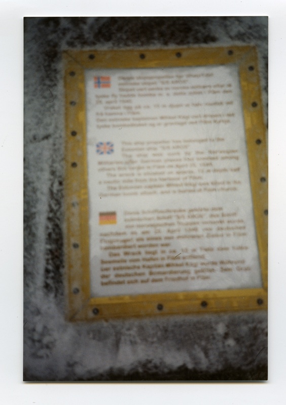 Mälestusmärk kaubaaurikule ''Begonia'' (ex. ''Aros'') Flamis, Norra. Vaade laeva infotahvlile, millel tekst norra, inglise ja saksa keeles.
1995
