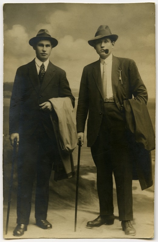 Ateljeefoto. Ivan Randmets kaaslasega.