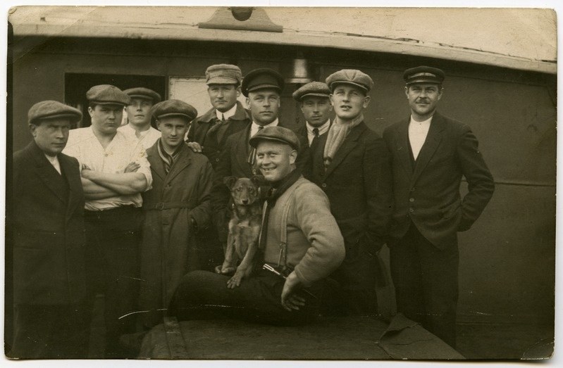 Laevameeskonna grupifoto.