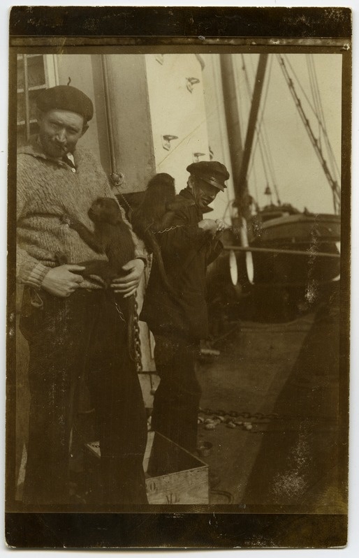 Ivan Randmets(?) koos ahviga laeval