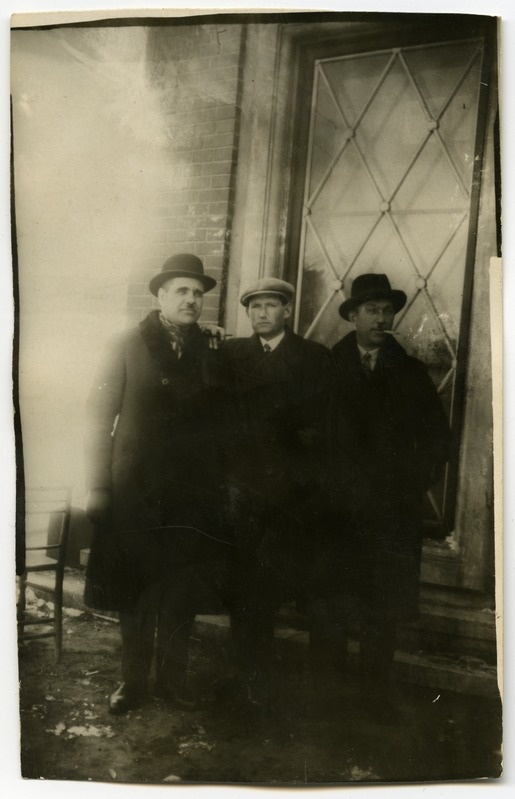 Kolme mehe grupifoto. Keskel Ivan Randmets?