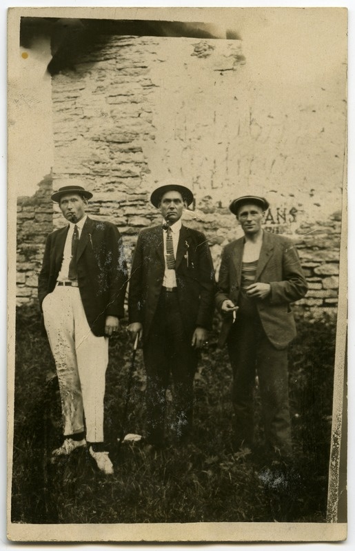 Kolm meest grupifotol. Vasakul Ivan Randmets?