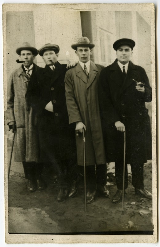 Neli meest grupifotol. Vasakult teine Ivan Randmets?