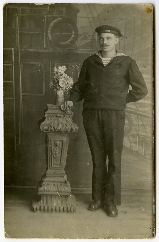 Mereväelase portree vormis. Ateljeefoto