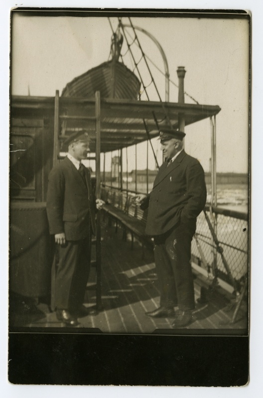 Meremees Mihkel Silver (paremal) reisiaurik "Wasa" tekil.
8.04.1923