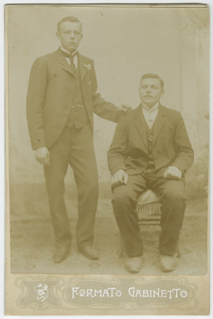 Meremees Aleksander Jürgens (istub) koos kaaslasega