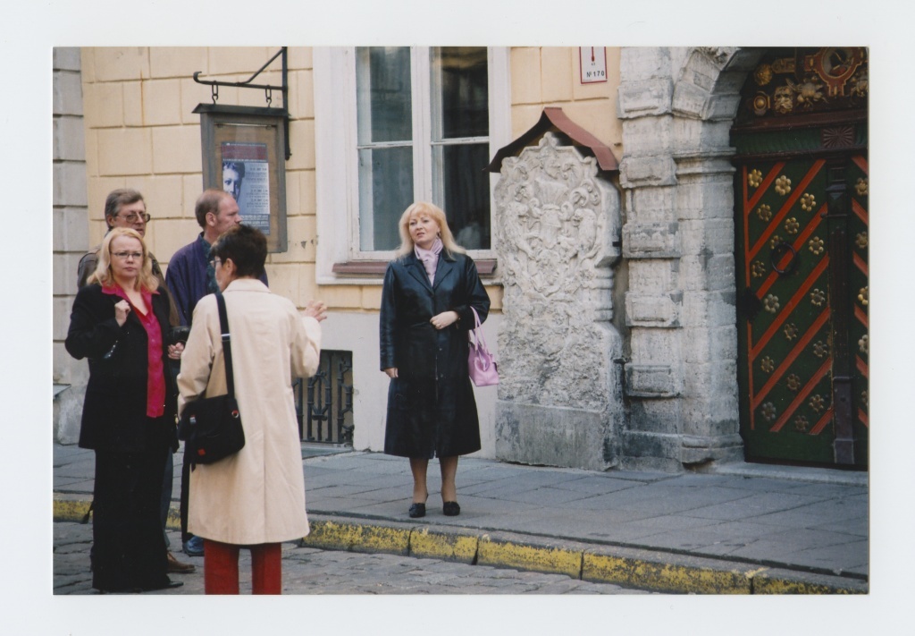 Värvifoto. Kotka Kymenlaakso maakonnamuuseumi näituse "Saar mere süles" avamine Eesti Meremuuseumis.
20.05.2005.
Meremuuseumi töötaja Katrin Sepalaan tutvustamas külalistele Mustpeade maja