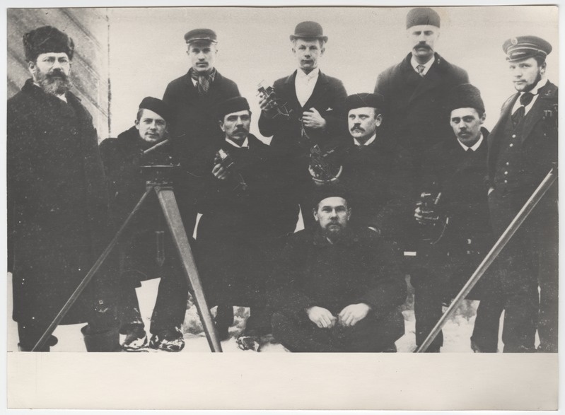 Grupp Paldiski Merekooli õpilasi koos koolijuhataja A.Feldhuhniga