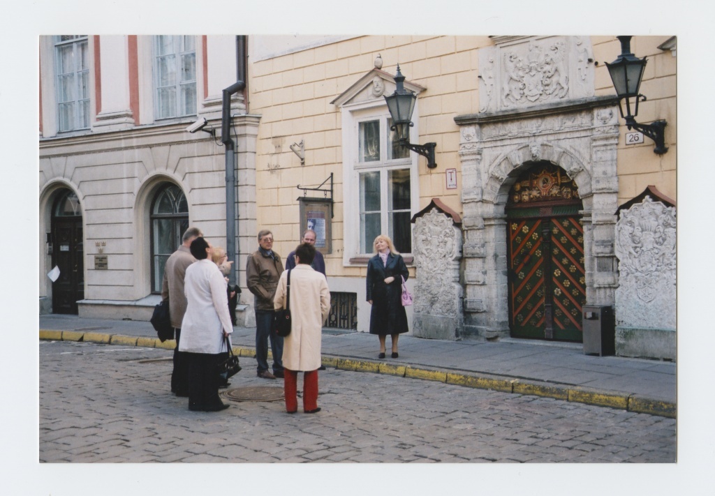Värvifoto. Kotka Kymenlaakso maakonnamuuseumi näituse "Saar mere süles" avamine Eesti Meremuuseumis.
20.05.2005.
Meremuuseumi töötajad koos külalistega tutvumas Mustpeade majaga