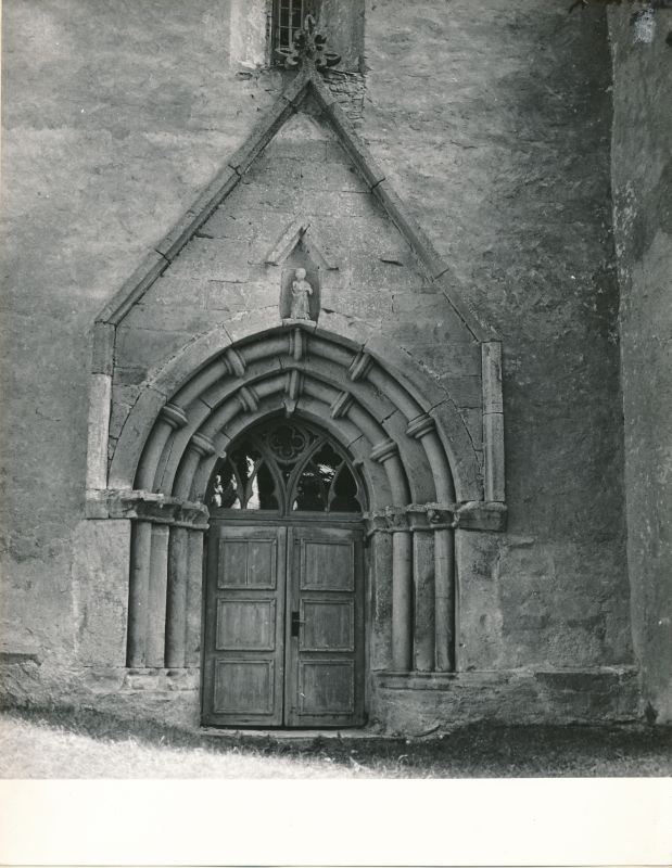 Foto. Ridala kiriku ukseportaal. Mustvalge. Asub: HM 7973 - Haapsalu rajooni keskaegsete portaalide inventariseerimine.