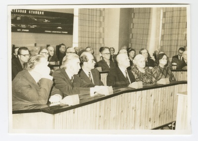 Foto. Eesti Riikliku Meremuuseumi juures tegutsenud Meresõprade ringi pidulik koosolek Tallinnas, Tehnika t. kutsekoolis. Vaade ringauditooriumis istuvatele inimestele. Esireas vasakult: Johannes Konga, Ants Pärna, Artur Kruusmägi, Leo Piik.
23. veebruar 1980  similar photo