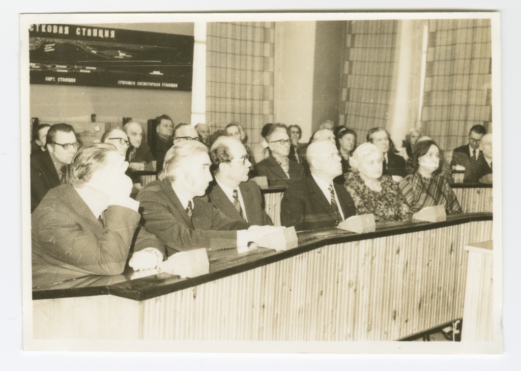 Foto. Eesti Riikliku Meremuuseumi juures tegutsenud Meresõprade ringi pidulik koosolek Tallinnas, Tehnika t. kutsekoolis. Vaade ringauditooriumis istuvatele inimestele. Esireas vasakult: Johannes Konga, Ants Pärna, Artur Kruusmägi, Leo Piik.
23. veebruar 1980