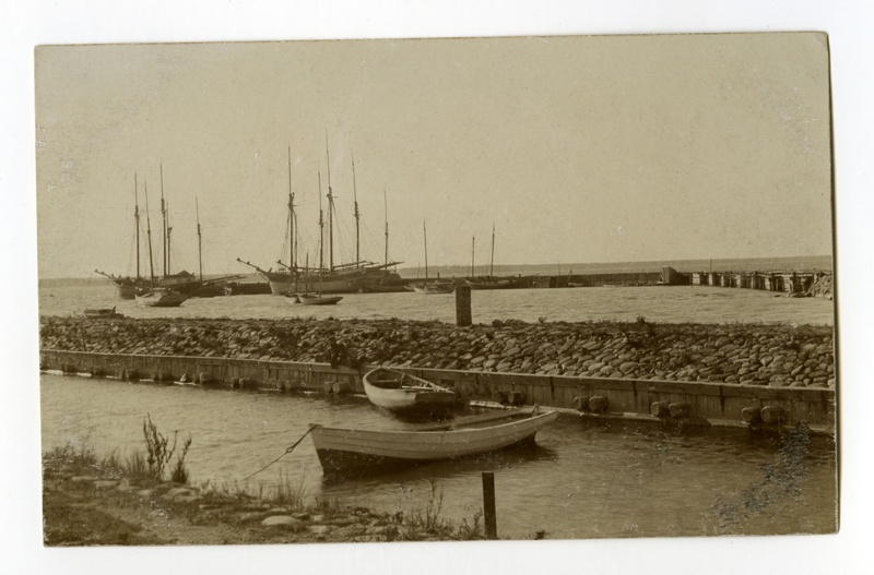 purjelaevad ja paadid Loksa sadamas