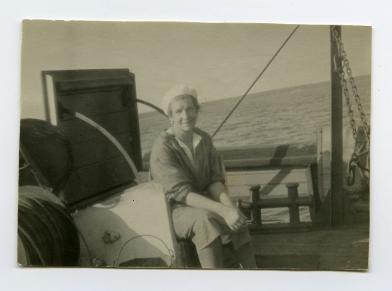 päästelaeva "Karin" kokk Alviine Aulik istumas laeva tekil