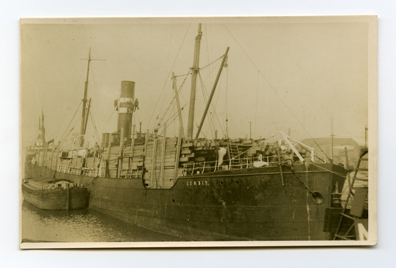 kaubaaurik "Lembit" sadamas