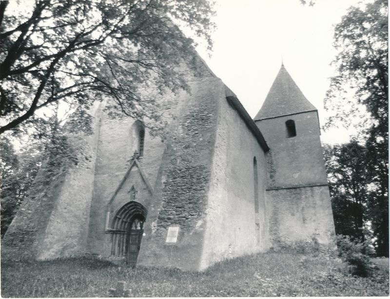 Foto. Ridala kirik, vaade lääneportaalile. 19.06.1980.