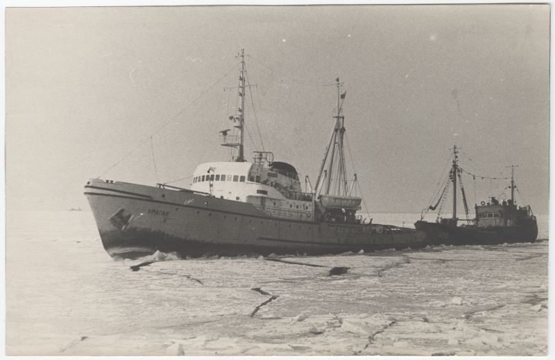 Päästelaev-puksiir "Uragan" toob Tallinna kalasadamasse kalalaeva SRT-4515