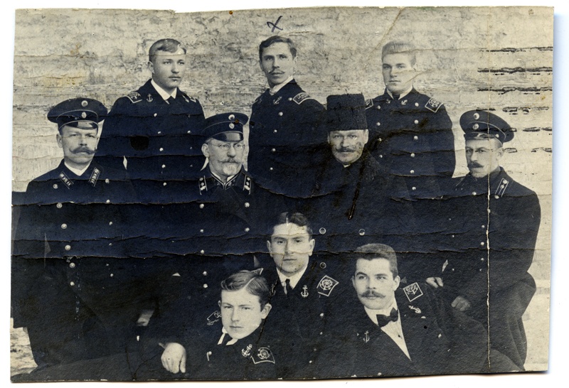 Paldiski merekooli lõpetajad koos õpetajatega