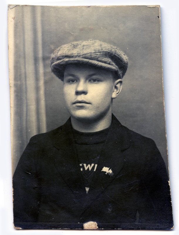 Hugo Peil, seljas sviiter kirjaga "Kalewipoeg"