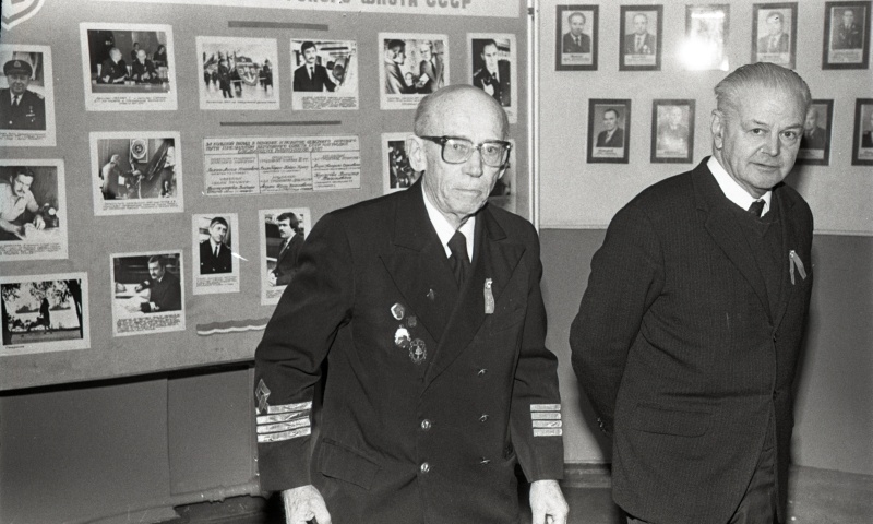 Eesti Riikliku Meremuuseumi 50. aastapäevale pühendatud teaduskonverents Tallinna Mereklubis (Uus-Sadama 14): konverentsi vaheaeg, esiplaanil Karl Leemet ja Edmund Russow.
30.01.1985