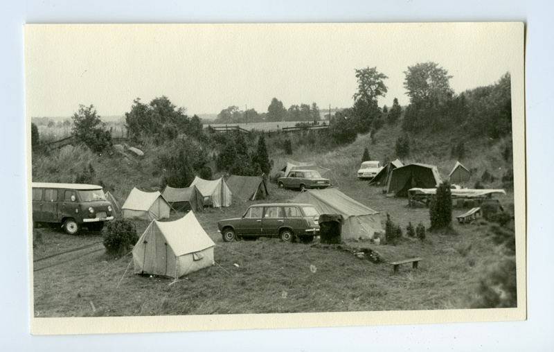 Allveearheoloogia  klubi "Viikar" telklaager Maasilinna ordulinnuse vallikraavis.
1987