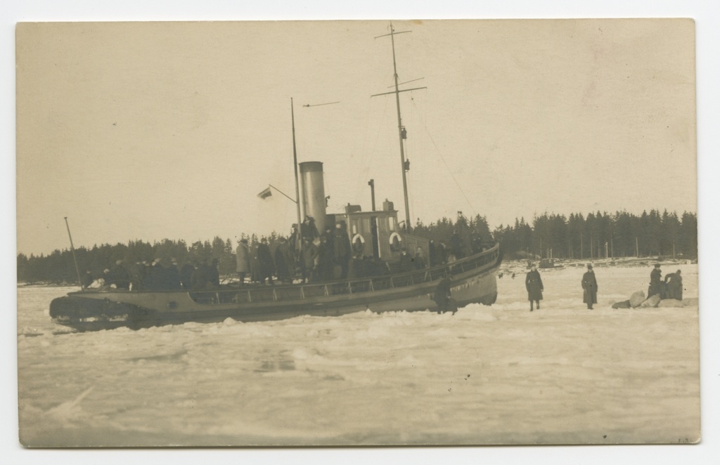 Aurulaev "Tahkona"(?) arvatavasti Aegna saare rannas