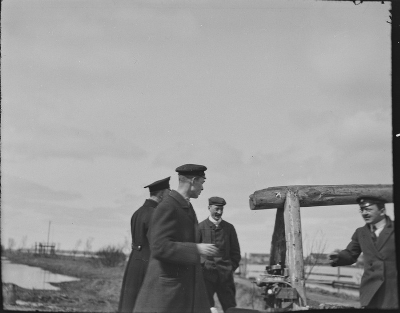 Grupp mehi palkidest tarindi külge kinnitatud mootori ümber