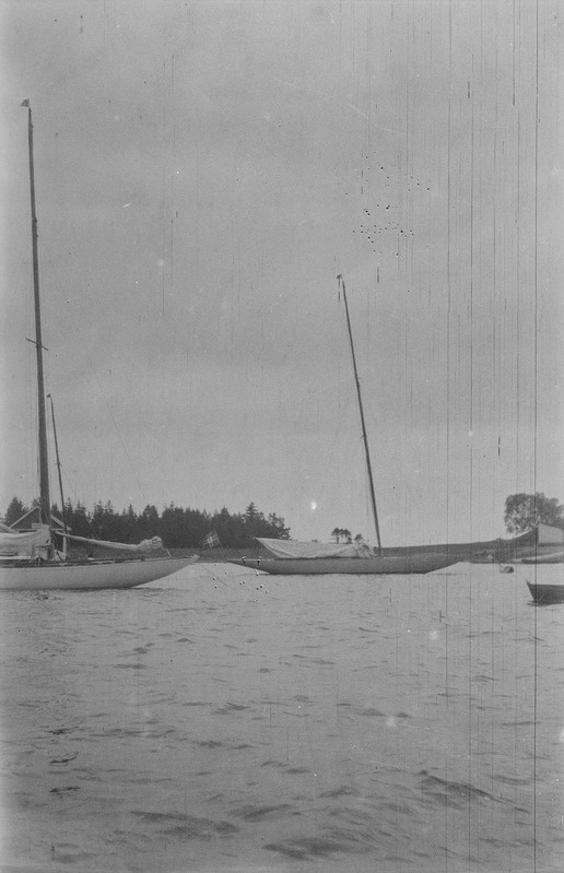 Jahid kalda ääres ankrus