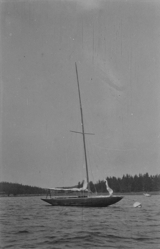 Jaht kalda ääres ankrus