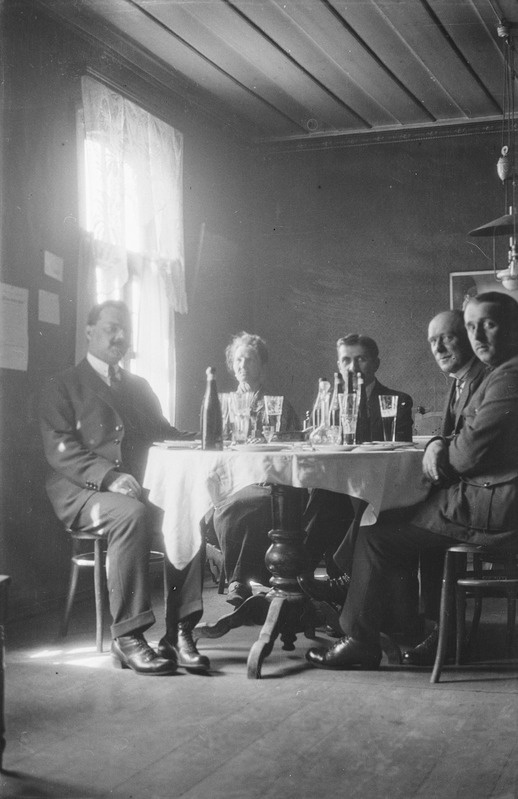 Seltskond laua taga