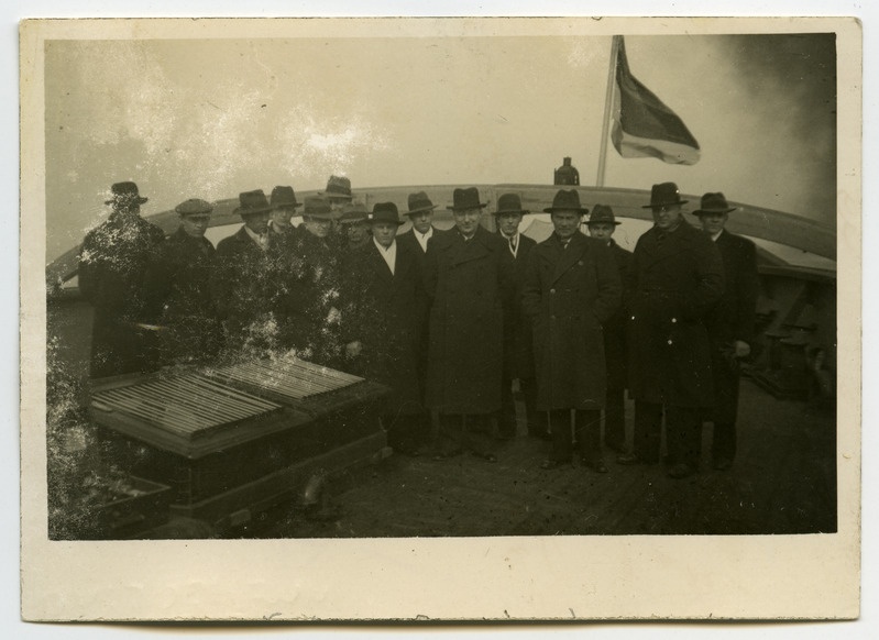 Eesti merendustegelased jäämurdja "Suur Tõll" tekil