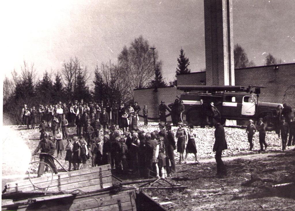 Tuletõrje demonstratsioon Iisaku Keskkooli õpilastele, mai 1980