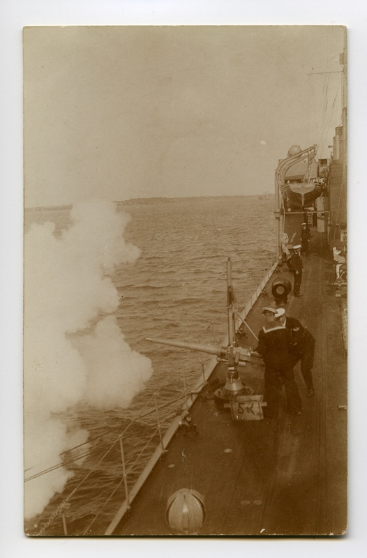Miiniristleja "Lennuk" saluteerimas Poola presidendile 1930.a.