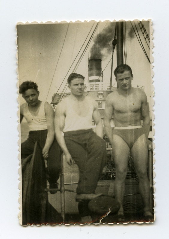 Kaubaaurik "Luna" meeskonnaliikmed päevitamas laeva tekil. Paremalt esimene Ferdinand Roland. Laev on Vahemeres.
27.02.1938