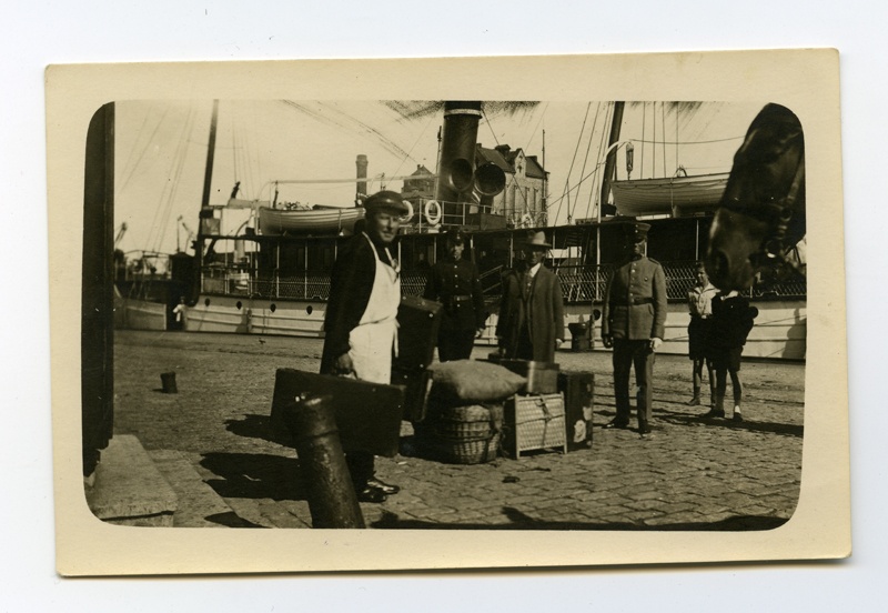 Vaade Tallinna sadamale. Esiplaanil reisijad, tagaplaanil Soome reisiaurik "Viola"