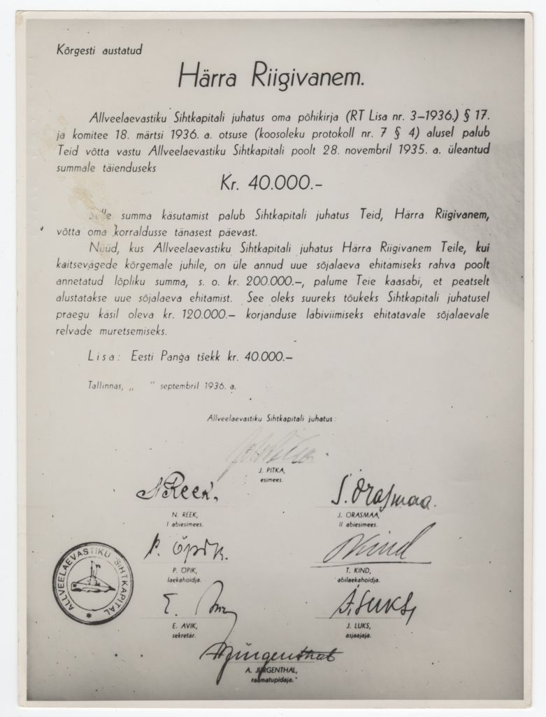 Foto Allveelaevastiku Sihtkapitali annetuse aktist koos juhatuse liikmete allkirjadega ja sihtasutuse pitsati jäljendiga, millega tehti lisaannetus 40 000.- kroonile.
Tallinn, september 1936