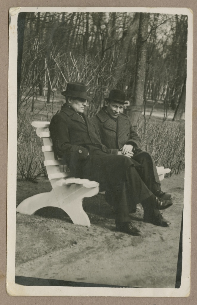 Elmar Liivak koos kaaslasega pargipingil istumas