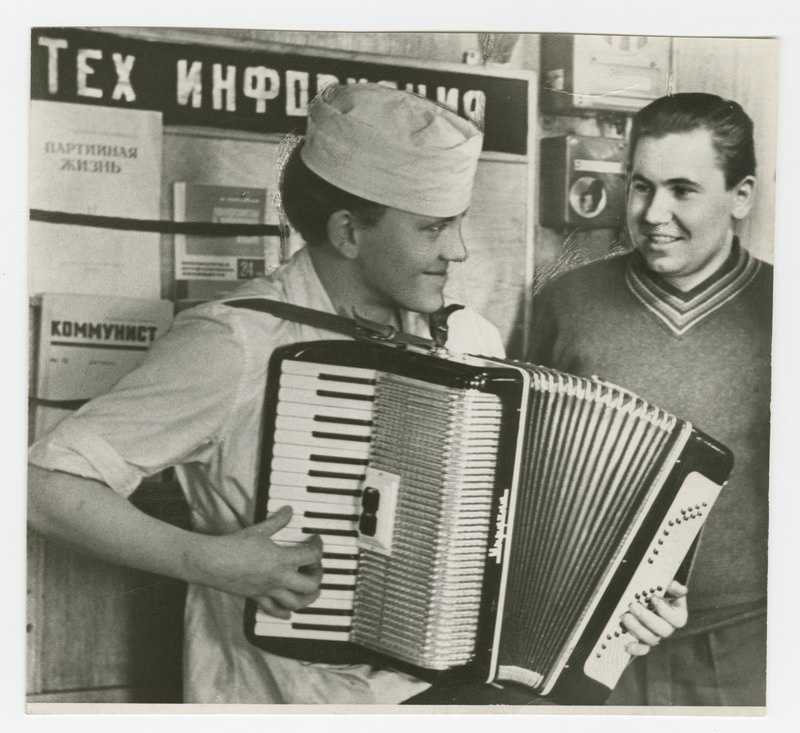 Baaslaeva "Ural" kokk Erich Soom ja madrus Roman Mamedov puhkehetkel