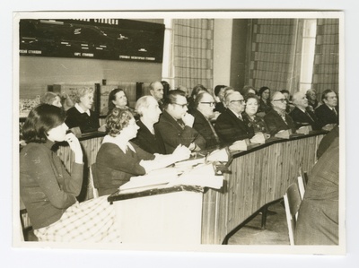 Foto. Eesti Riikliku Meremuuseumi juures tegutsenud Meresõprade ringi aastakoosolek Tallinnas, Tehnika t. kutsekoolis. Vaade ringauditooriumis istuvatele inimestele. Esireas vasakult: Helju Zahharov, Anu Nurme, Theodor Lõõbas, Rein Oras, Karl Jürgens, Elmar Anniko abikaasaga, ... , Rudolf Remmelt, Johannes Konga.
23. veebruar 1980  similar photo