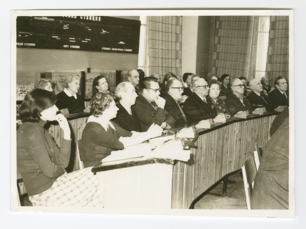 Foto. Eesti Riikliku Meremuuseumi juures tegutsenud Meresõprade ringi aastakoosolek Tallinnas, Tehnika t. kutsekoolis. Vaade ringauditooriumis istuvatele inimestele. Esireas vasakult: Helju Zahharov, Anu Nurme, Theodor Lõõbas, Rein Oras, Karl Jürgens, Elmar Anniko abikaasaga, ... , Rudolf Remmelt, Johannes Konga.
23. veebruar 1980