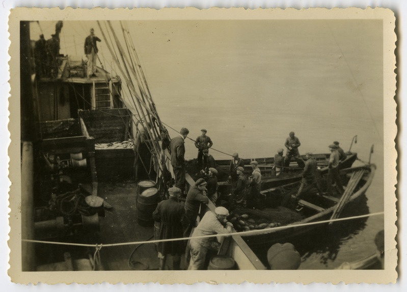 Aurulaeva "Harjurand" püügimehed valmistumas heeringapüügiks