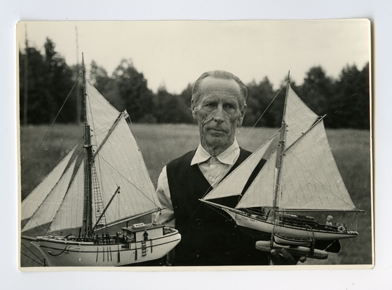 Endine meremees Theodor Lõõbas, käes omavalmistatud laevamudelid "Marie" ja "Signe".
1974