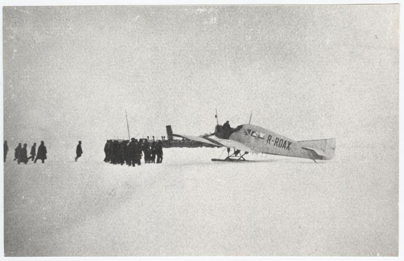 "Junkers" tüüpi lennuk on maandunud Valge mere (Põhja-Jäämere sisemeri) Moršovetski saarel. Lennukit kasutati sidepidamiseks hülgepüügilaevade ja baasiga